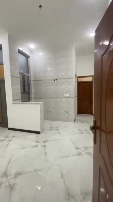 مشتمل الأرضي  للايجار 
بيه غرفه ومطبخ وصاله واستقبال
 ومنور وصحيات ثنين داخلي وخارجي 
  بناء حديث مامسكون
الموقع الثوره قرب السوق 
***********
