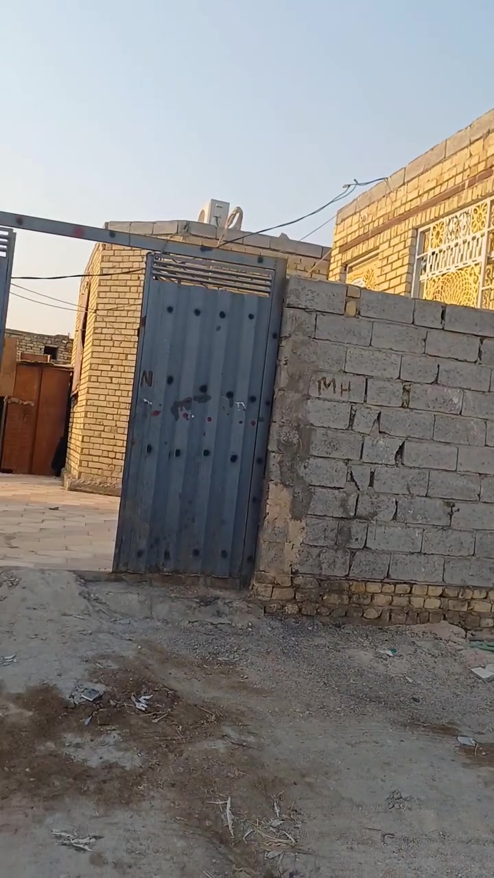 بيت زراعي للبيع المساحه ٤٠٠م ال دخان بناء طابوك عكاده يتكون من ٣غرف خدمات ماء كهرباء مولده للإستفسار على الرقم ***********أو مراجعه مكتب الجبل البندقيه مقابيل علوه المخضر
