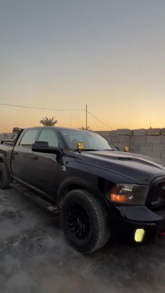 سلام عليكم سياره البيع 
رام كلاسك شكل الريبل موديل 2022ماشيه43 الف  مكينه V5700  8وقبل الزايده ألون اسود باب طويل بدي قصير المرغوب  سياره معدله  عليه محجر بدي سعره 650 الف  وشاشة جبيره  تدعم نضام كار بلي  واندريو اوتو و معدله هم من امريكه اثنين ونص انج مع ويل وتاير جبلي   فور ويل دبل اكسل حادث سياره جاملغ وبنيد وبدلات نفس ألون وبيهه ايربك دركه ودشبول وبل تكمه صارت طعجة من تحميل وتعدلت عل كده  فقط التكمله مكانين بارد بس وداخل مشمشي وعلية ومنضومه لايت 250$ دولار وبلوجكتر كشاف سعر هن 150$ دولار
صور الحادث خاص سيارة مرتبه ومتعوب عليه والحمدلله وبلعافيه الي تصير من نصيه رقمي *********** عنواني بغداد
