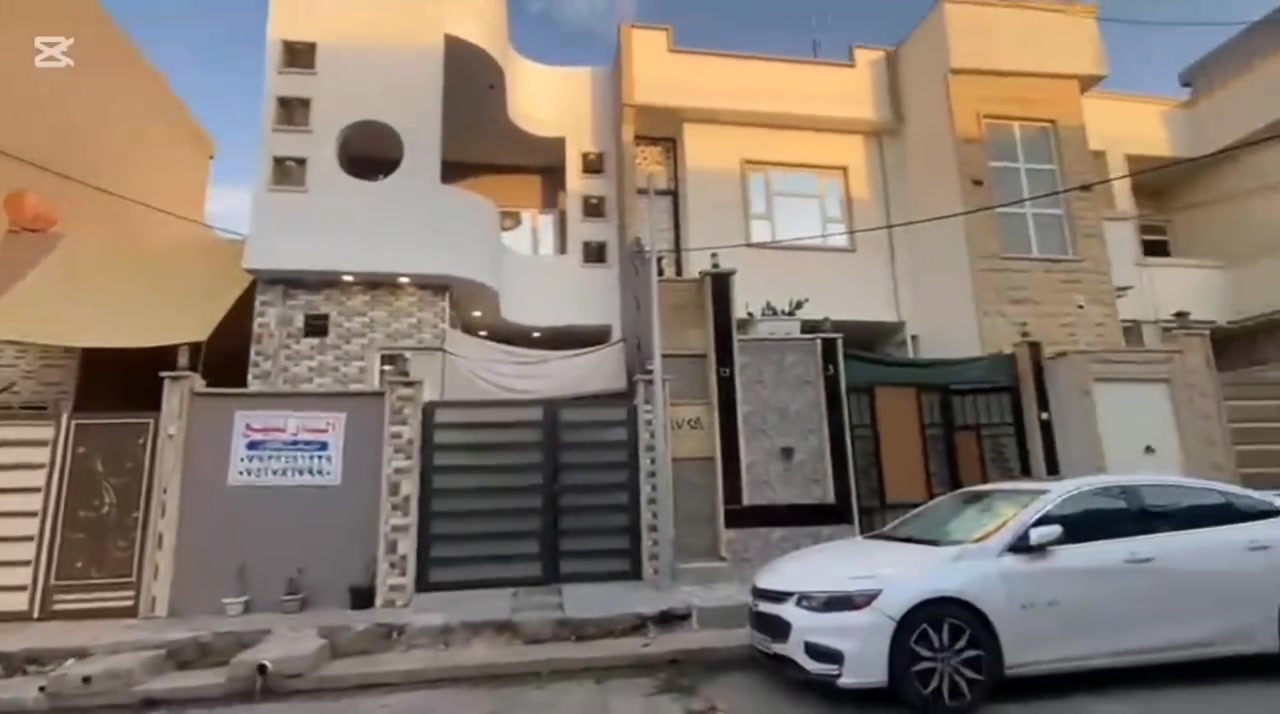عقار للبيع 🏡فول خدمات (تبليط+كهرب+ماء+مدارس+اسواق)
1.الموقع: حي الوحده (جمعيه ام الربيعين) خلف مدرسه الوحده بأاربع افرع 

2.المساحه؛: 110م/5×21.5.(اتجاه شمال غرب) 

3.عدد طوابق: طابق ونص (نصف طابق الاعلى يحتاج جص+كاشي) حسبة 3مليون تقريبا

4.عدد غرف: 2غرفه 5×5و5×4مع سويت 

5.صحيات: عدد2 شرقي خارج البيت +2حمام و3مغسل
 
6.ارضيه بورسلين +سيراميك فتل ارتفاع متر ونصف 

7.نوع البناء.. خارطه درجه اولى. درج دوار 
8.نوع العقار: وصل جمعيه مسجل كامل 
9. عدد اسطح: 2 ناصي +عالي+بلكونه
10.هول كبير 5×4م. وطابق الثاني هول ايضا 5×5
11.واجهه سيراميك 
12.كوبنات حلان 
13.جامات +ابواب بلاستيك 
14.شارع 10م

15.السعر 105قابل لتفاوض يرهم مقدمة80مليون 
والباقي مليون باالشهر 
رجاءا الماشراي لايتصل  
☎️☎️للاستفسار الاتصال على 
***********اسيا
***********كورك
