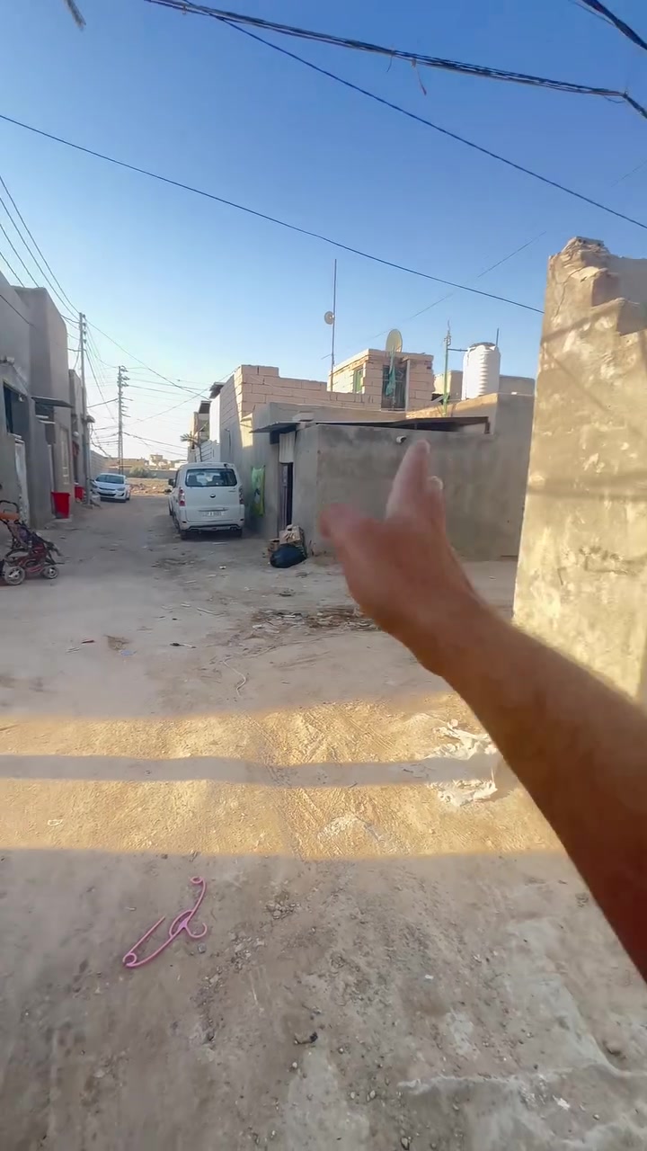السلام عليكم بيت ميت متر للبيع مكان الدار كوفة شارع المعمل بشارع البيطرة قريب على جري سعدة بيت ركن  بي غرفة وصالة واستقبال وبي صطح متشرف ومطبخ وصحيات وحمام خارجيات وداخلية  البيت الي يحب ينباع مع الاثاث كامل او بدون اثاث  كلة جديد اثاثة السعد بدون اثاث 30 مليون وبي مجال بصيط 
***********
