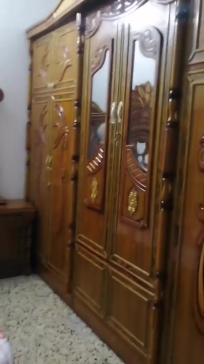 السلام عليكم غرفه اخشاب للبيع المكان بصره قضاء المدينه  السعر 850 وبيها مجال *********** موجود واتساب
