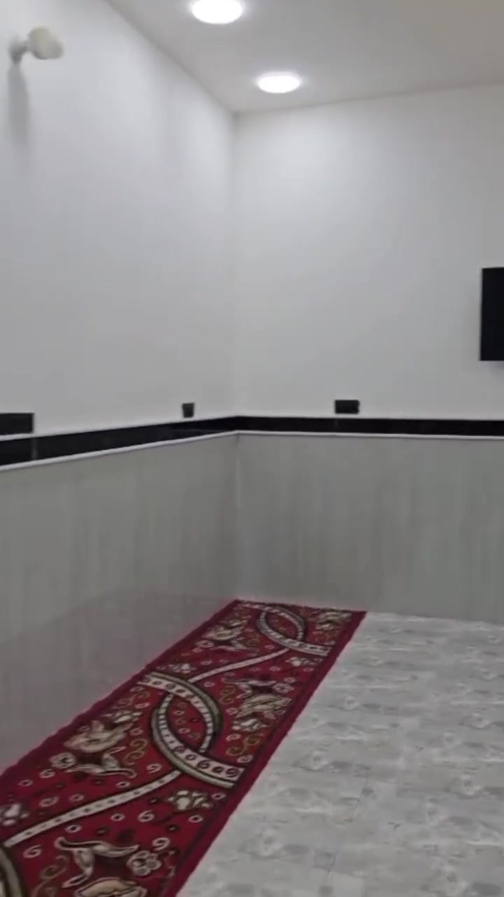 السلام عليكم بيت لبيع بناء ٢٠٢٥ طابقين
المساحه ٢٠٠متر طابو
 العنوان الكرادي قرب مستشفى العزل
يحتوي المنزل الكراج طول ٥ونص والعرض ٥ونص
استقبال طول ٩صافي والعرض ٤صافي
مطبخ طول ٥وربع والعرض ٤ 
صاله طول٦ مع تباع ٣امتار درج. مع كندور٢متر
عرض الصاله ٤صافي
مع غرفتين نوم في الطابق الارضي 
وحده.  طول ٥وربع والعرض ٤
والثانيه طول ٥وربع والعرض ٣
الحمام الداخلي 2*2
حمام خارجي 2*1ونص
الطابق الثاني يحتوي عل 3غرف نوم وصاله وحمام 
اضافه الى الغرفه 4سطح بيها درج خارجي 
الغرفه لاوله طول 7والعرض 4
الغرفه الثانيه الطول 5ونص والعرض 5ونص
الغرفه الثالثه 5وربع  والعرض 4
اضافه الى مناور 2

رقم صاحب المنزل***********
