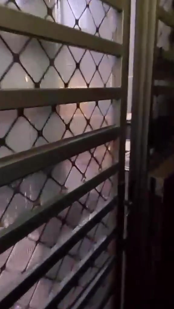 لبيع  بيت قريب على شارع عام مال الوشاش العنوان  بغداد الوشاش  شارع الحمام  مساحه  ٨٠متر بنا ٢٠٢٥ يتكون البيت من صاله طابق اول وطابق ثاني همم صاله زاد ٤غرف نوم  وحمام  عدد ٣  وبيتونه  اتصال ***********
