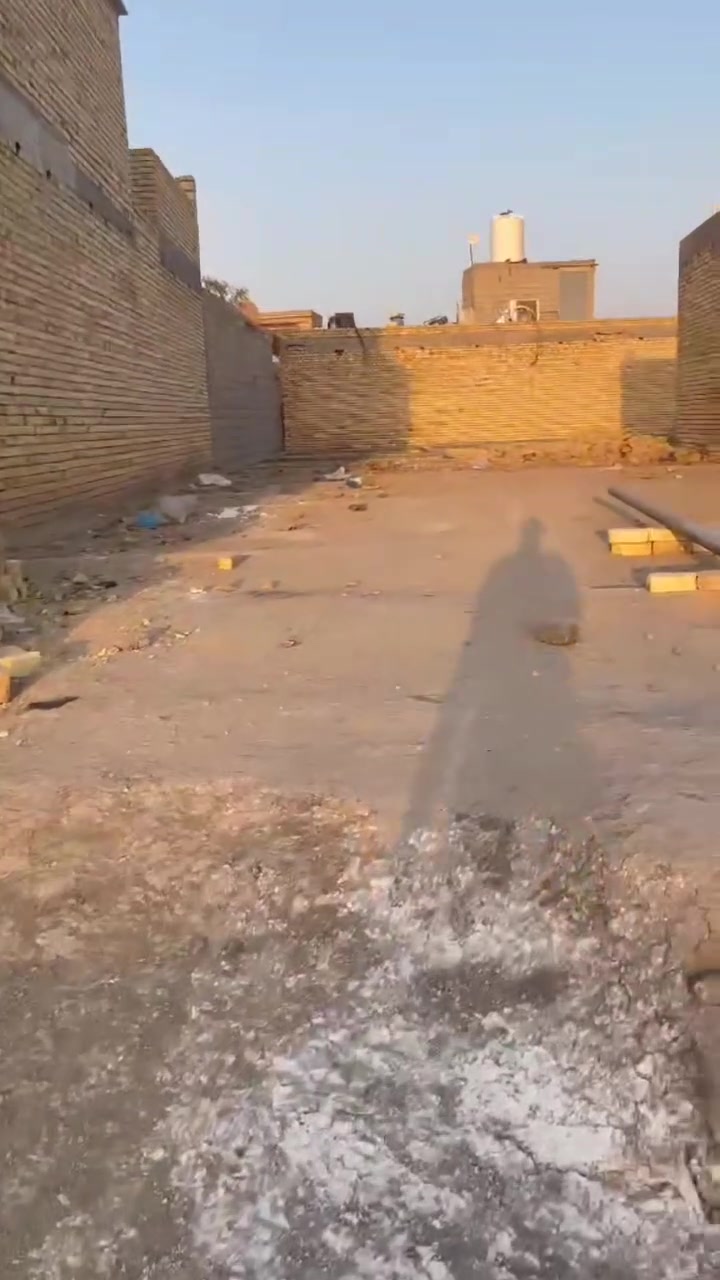 بتلو للبيع  متوفره كهرباء ماء مجاري قريب عل شارع العام يم السجن مقابيل السبل الاولى مساحته 180  اتصال ولاستفسار عل ***********
