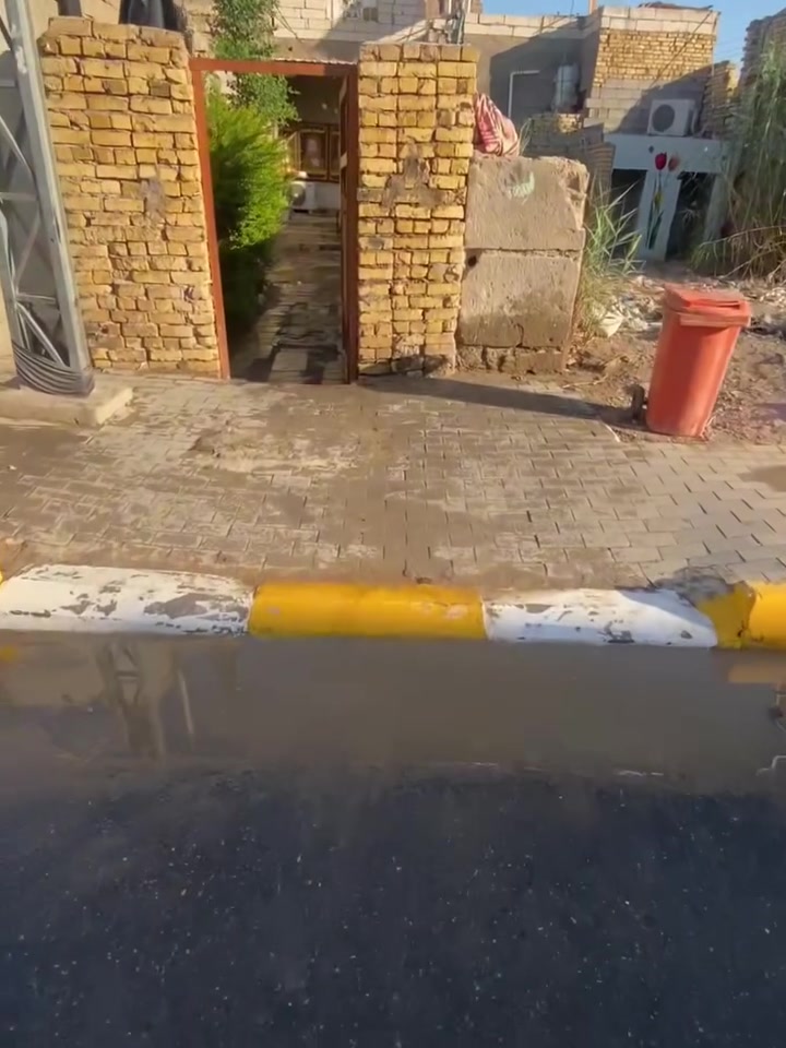 � بيت للبيع في الناصريه 
، يقع في منطقة الزعيلات صوب الشامية، بالقرب من طريق يا حسين ويبعد عنه حوالي 200م ، كما يقع بالقرب من مجسر الإسكان.

مواصفات البيت:  مساحه 130م 

* ✅ جميع الخدمات متوفرة: ماء، كهرباء، مجاري.
* ✅ المنطقة مخدومة بالكامل: تبليط، أرصفة، مدارس، وأسواق.
* ✅ يتكون من:
    * غرفتين نوم كبيرتين.
    * صالة.
    * ديوانية.
    * مطبخ.
    * حمام داخلي وآخر خارجي
البيت جاهز للسكن بالكامل،
💰 السعر:58 مليون دينار، قابل للتفاوض.
استفسار خاص أو اتصال عله رقم 
 ***********
