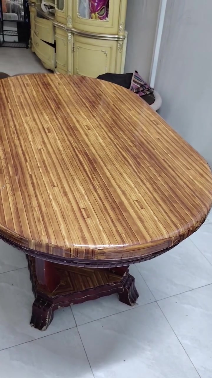 ميز طعام • نظيف • بلا كراسي