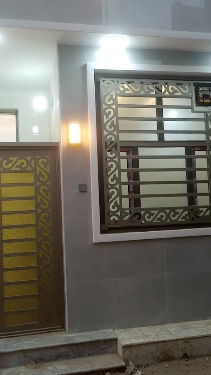 السلام عليكم بيت للبيع المساحه 50 متر طابو زراعي سند 25 اقرار محكمه من صاحب الارض مباشرة يتحول بأسمك عنوانه طريق بغداد سايد الذهاب للامام عمود 36 وتنزله 500 متر فقط .بناء راقي جدا اساس رفت وديكورات حديثه طابوق مسلح ويبعد 3 كيلو عن الامام فقط يعني 5 دقائق بلسياره متوفر كافة الخدمات السعر 83 وبي مجال ***********
