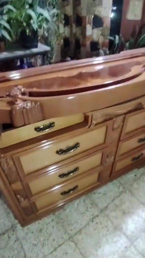 غرفه ماليزي نضيفه بس بدون صوميا وباب الكنتور بي ضرب بسيط ب600 وبيها مجال العنوان صلاح الدين الدجيل حي عسكري ***********
