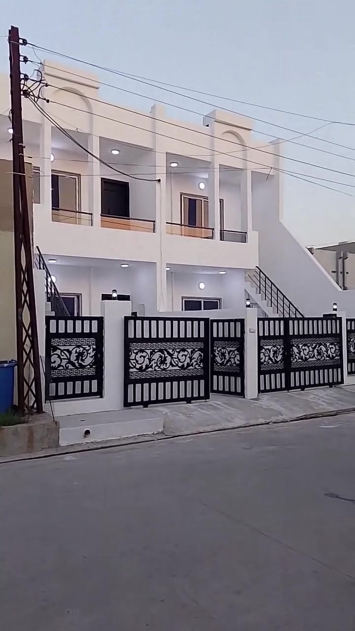 دارين للبيع مساحة/100/متر طابقين 
نوع العقار:طابو ملك صرف 
عنوان:قادسية الثانية شارع أبو وليد قرب فرع أسواق مجيد 
مواصفات كاشي،وسقف ثانوي،ونظام دكت تبريد مركزي 
يحتوي على:استقبال،مطبخ،صالة،غرفة ،نوم،منور مع صحيات،درج خارجي 
موقع مميز فرع كامل خدمات تبليط مجاري وماء حلوو
سعر الدار الواحد ٩٨مليون وبيها مجال 
للاستفسار اكثر الاتصال على الارقام التالية:***********
