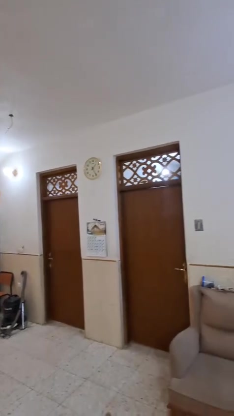 السلام عليكم
دار للبيع سند ٢٥ قرب الجسر الفرنسي /بستان الخشالي المساحة ١٢٠٠م الواجهة ٢٠م النزال ٦٠م البناء بيت طابق واحد مساحة ١٩٠م غرف عدد ٢ + صالة كبيرة +استقبال ٧×٤ +مطبخ وحمام كبير البناء متكامل كما موضح بالصور يحتوي على حديقة كبيرة ٣٠٠م واشجار ونخيل يتوفر ماء اسالة بشكل مستمر السعر ١٨٥ مليون رقم الهاتف ***********
