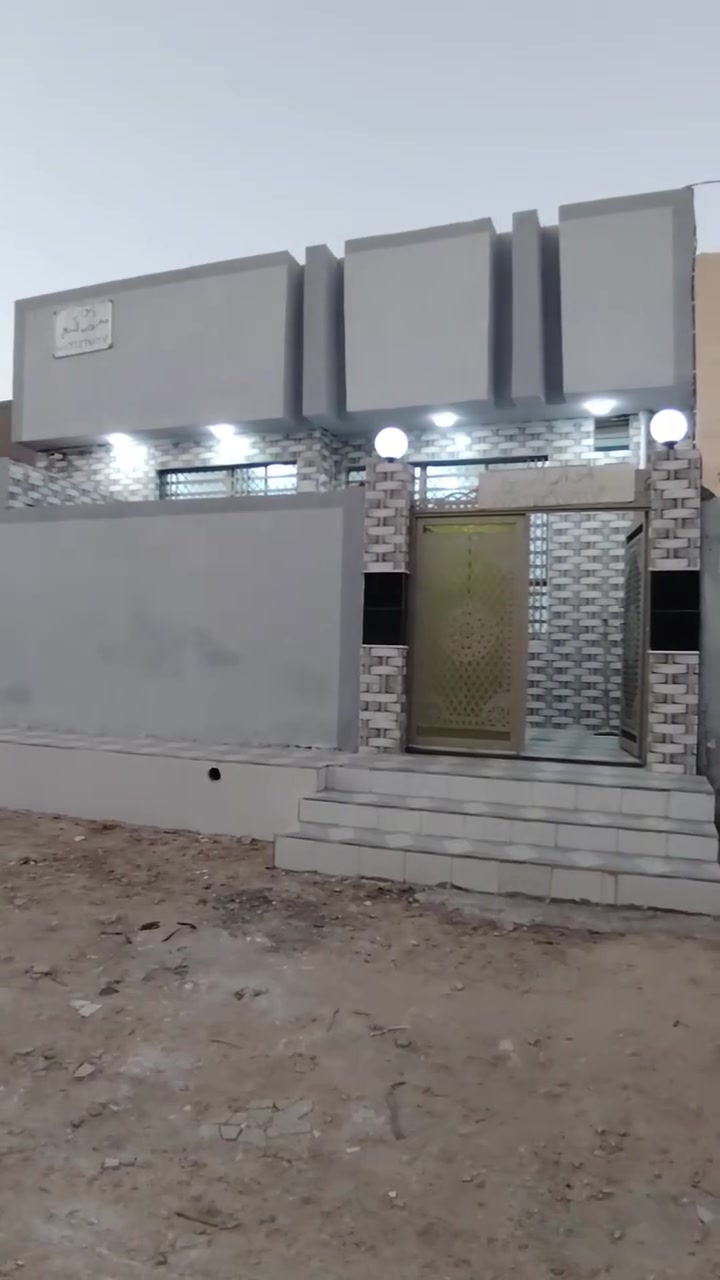 بيت لبيع مسجل بل بلديه  عنوان  ابو صخير نهايت شارع السيلون خلف أسواق كرار طويل قرب ساده مجاهيل غير مسكون  مربع 100 متر  بناء حديث يحتوي على غرفه وستقبال مطبخ وصاله وتخاريج اساس كونكريت البنين طابوك سقف صب كونكريت  شبابيك تسكام بيت درجه أوله تصال على رقم ***********
