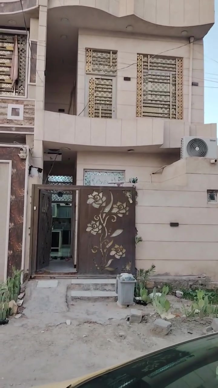 سلام عليكم عندي بيت للبيع طابو صرف المساحه ١٠٠ متر بناء بلوك ٥في٢٠ طابقين بناء جديد كربلاء حي أمن داخلي شارع طارق خيكاني جمعيه الثانيه بيت جاهز من سيراميك ارضيه بورسلين ما ناقص اي شي يتكون من اول طابق غرفه صاله استقبال مطبخ مع صحيات داخليه او خارجيه الطابق الثاني غرفتين وصاله مع صحيات سعر ١١٠ مع مجال المكتب الغدير شارع طارق خيكاني مقابل اسواق ريحانه استفسار على رقم *********** /***********ارقام بيهن وتساب
