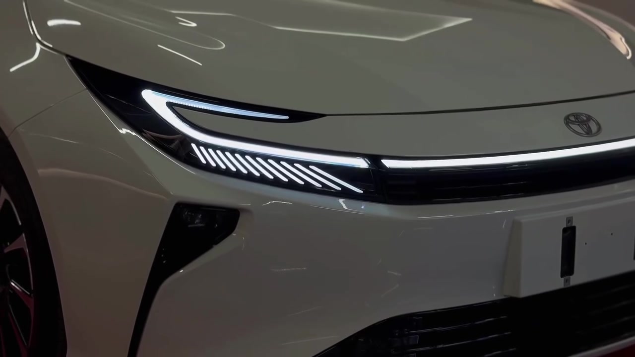 TOYOTA COROLLA HYBRID 
مۆدێل// 2026
ماوەی ڕۆشتن// 0 Km
نرخ//……📞
بستۆن// 4
بزوێنەر// 1.8 
هێزی ئەسپ// 138HP
سیستەمی پاڵنەر// FWD
مەسرووفی بەنزین // نزیکەی 4.0 بۆ 4.3 لیتر بۆ هەر 100 کیلومەترێک (سەروو 23-25 کیلومەتر بۆ 1
لیتر)
هاوردە// صینی
‎ناونیشان: شەقامى سەرەكى سلێمانى تاسلوجه تيرميناڵى نوێى بەغداد - به رامبەر هێزەكانى ٧٠ - بێشانگاى ژماره ٣ 
*********** - ***********
 #toyotacorollahybrid #fypシ #carsforsale #kurdistan #seoulcars #pageforyou #CorollaHybrid #sulaymaniah #erbil
