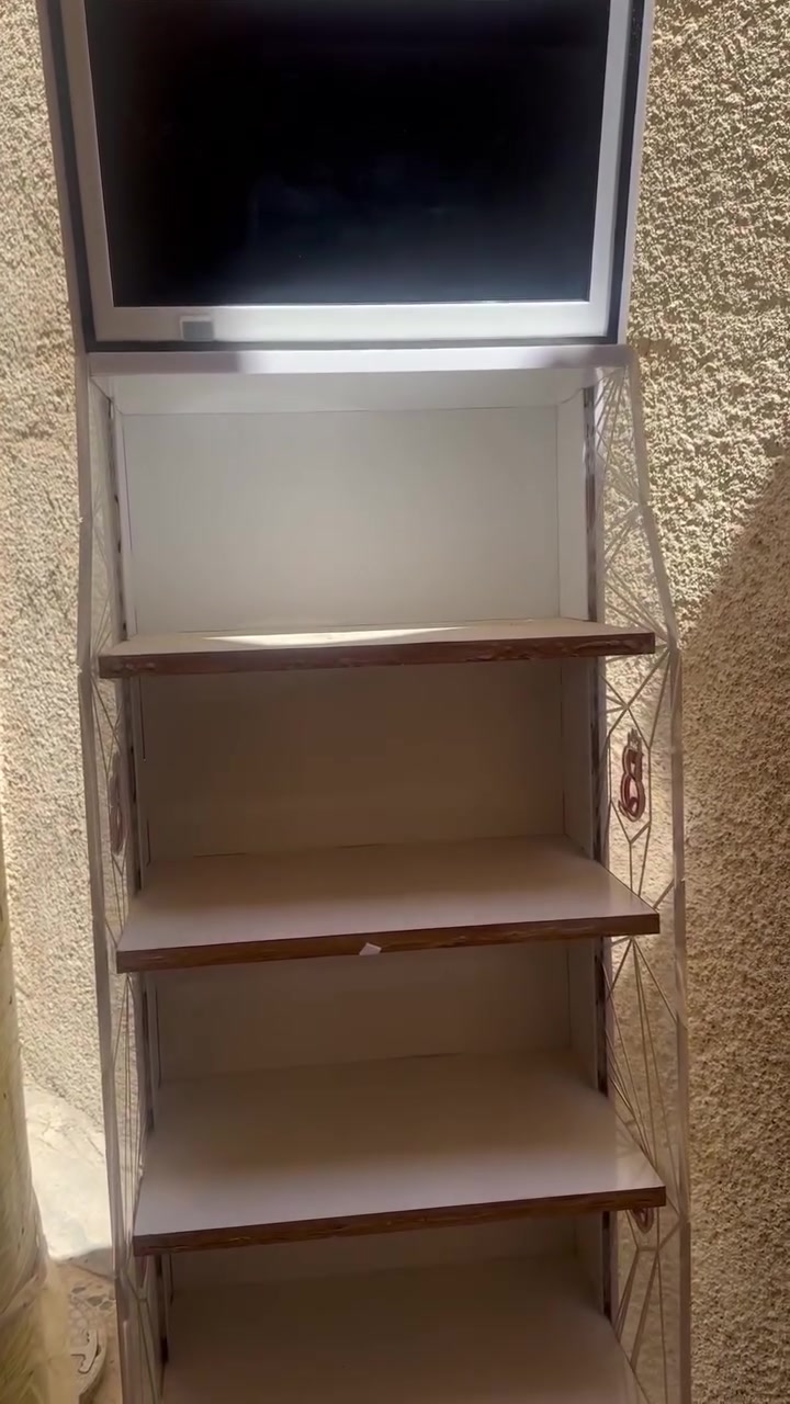 السلام عليكم رفوف للبيع طول ثلاث امتار اله  عرض متر اله اربع سانتيمات.  غمج الرف ٣٠. رفوف تزكام اصلي تفصال مفصلهن  الرفوف ٨ قطع وياهن عوارض وسله.  الشراي يتصل. مكاني بغداد الحسينيه مسقط ***********
