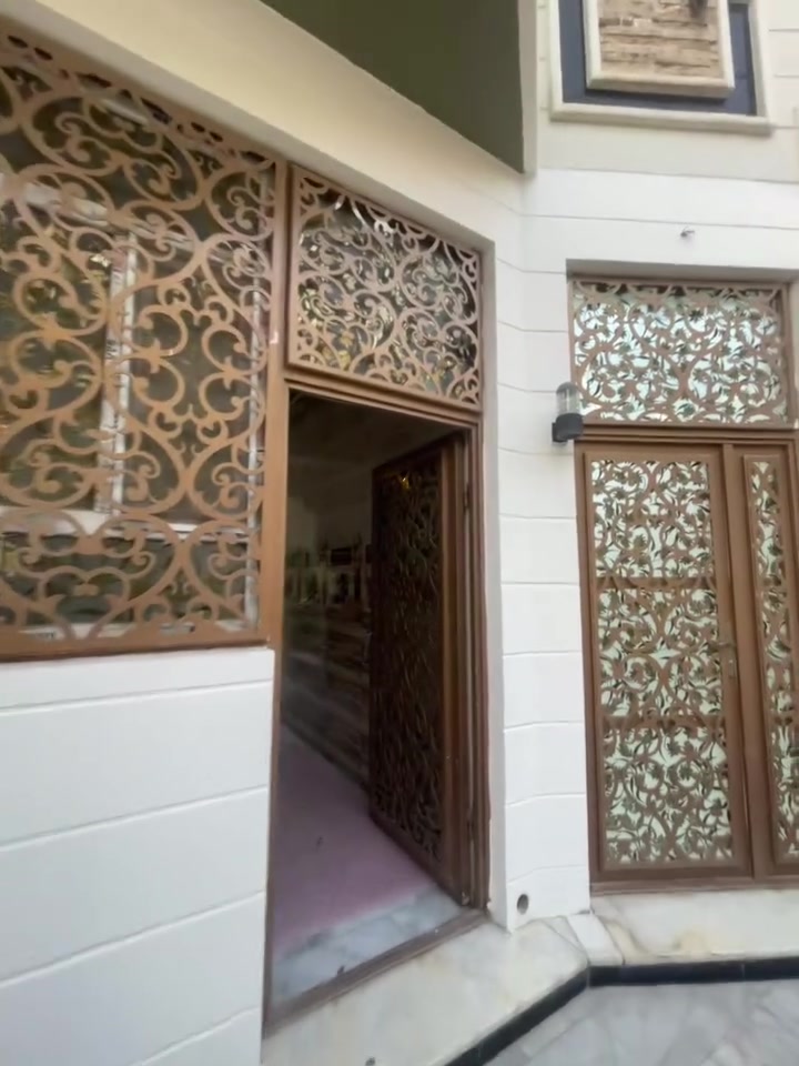 الدار للبيع مساحة 100 متر مربع رجاءا اقرو التفاصيل  
طابو زراعي سند 25 ما بقه شي ويتطوبهن !
المكان حول مستشفى الكفيلة قرب قاعه فيروزه 📍
البيت كامل وجديد  كاعيه مرمر حزام سيراميك ٣ غرف نوم استقبال صالتين فوك وجوه حمامات ٢ وحمام بره ومطبخ 
واجهية مرتبه البيت مشدود بي سبالت كله انفيرتر جديد انت اول مستخدم الهن وطاقه شمسية هم انت اول مستخدم الهن
 يعني مولده انسى ‼️ البيت مناقصه اي شي كلشي جديد وكامل وهاي كدامكم صوره وتفاصيله .
هذا تصوير قبل شد السالبت  السعر مالته 250 ‼️
شامل مع الطاقه الشمسيه والسبالت 4 TCL ✅ 
 
 
واتساب 
***********
