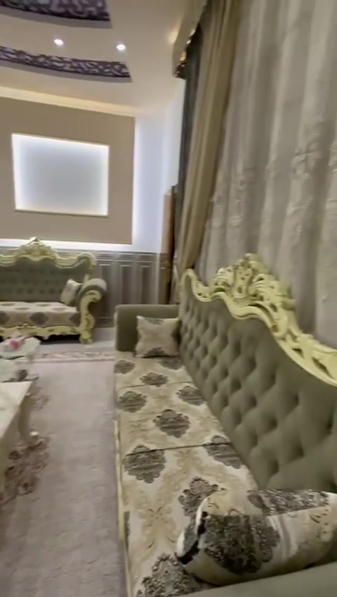 مرحبا 
عدنه ديوان تصميم خاص و خشب صاج و احسن نوع قماش و ظهره هم مغلف 
جديد و نظيف جدا 
مابي ضرر
صار علينه ب ٣ ونص 
و نريده بربع السعر 
و هذا رقمنا 
***********
و عنوانة النجف حي المهندسين 
و هاي صورة
