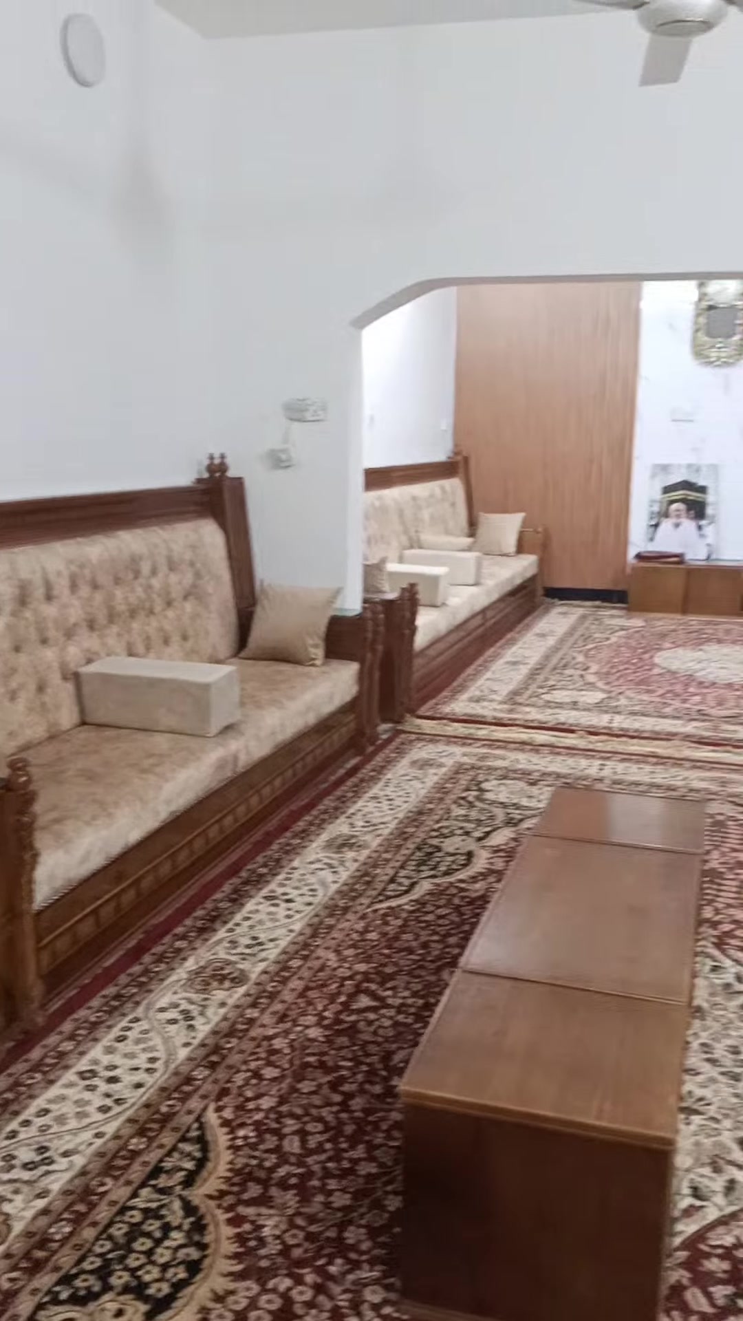 بيت 200م للبيع طابقين طابو ملك في كفاءات العبيدي بجانب الركن في الفرع الأول من المنطقة على شارع 50 القريب من الفرن الأحمر القريب من سوق العبيدي مع الأثاث ويسمح بتقسيمه إلى قطعتين 110م و 90م من الأساس البتلو مصمم وأيضا يفتح بيان في اليوم الثاني .*********** واتساب البيت نظيف جيد جدا وارضية مرمر.
