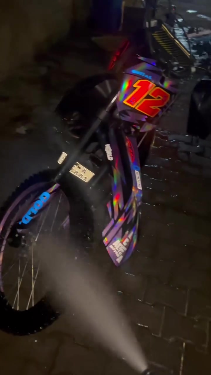 دراجة قفاز X MOTOS 
موديل 2025 
محرك 250cc
ارقام وسنوية 
تغليف فيليب 
صلنصة cn كاربون فايبر
 الدراجة نازله قبل شهر ونص من دكان سليم 
السعر ٢.٣٥٠٠٠٠مليون
مكاني بغداد الدورة
***********
