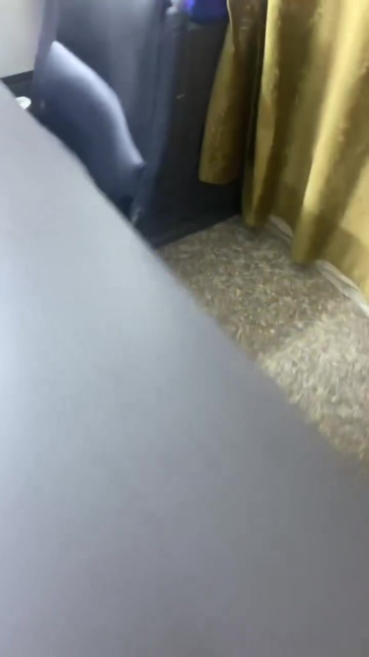 السلام عليكم
🔥 طقم مكتب إداري فاخر للبيع 🔥

✨ مكتب بتصميم عصري وأنيق، مناسب للمكاتب الإدارية، الشركات، غرف المديرين والعيادات.

🖤 المحتويات: • مكتب إداري فاخر بتفاصيل ديكور مميزة
• 3 كراسي جلد أسود مريحة
• مساحة عمل واسعة
• أدراج وخزائن للتخزين
• تصميم أنيق باللون الأسود مع لمسات ذهبية

💯 حالة ممتازة وتصميم راقي
📍 مناسب لمن يبحث عن الفخامة والترتيب بسعر مناسب.

💰 السعر: (250 الف ]  
📞 للاستفسار والتواصل: [ *********** ]
🚚 إمكانية التوصيل حسب الاتفاق
مكانه اليرموك
