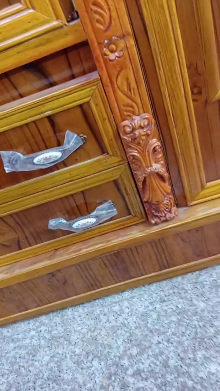 كنتور صاج عراقي نوع هودج
جديد مثل ما موضح بالصوره مع تصميم وزخارف مرتبه 

وبالمواصفات الاتيه : 

خارج صاج طبيعي 

داخل صاج طبيعي 4 ملم 

المجرات بلوك بورد سكك حديد 

عرض الكنتور مع زاويه الملابس بين 5 و 6 امتار 

 عدد الابواب مثل ما موضح بالصوره 

الارتفاع 260 

السعر 2 مليون قابله للتفاوض 

رقم الطلب : *********** واتساب تلجرام

