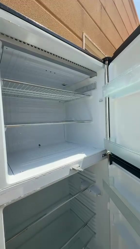ثلاجه للبيع نضافه 100/100 مامصلحه مجرد ابوبها جام انظربت بلحايط بلتحويله اتفطر الجام لزكتها لاسق شرط التبريد والتجميد ***********
