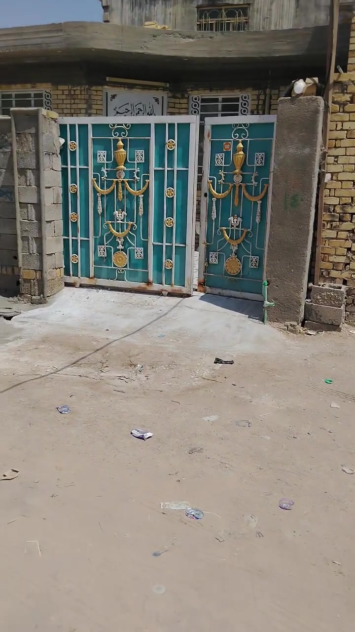 دار مساحه 150 تتكون من 2
غرف وصاله ومطبخ واستقبال وصحيات داخليه وخارجيه مكانه خلف محلات حسين انشائيه للاستفسار  عل رقم *********** نزلت بترومين
