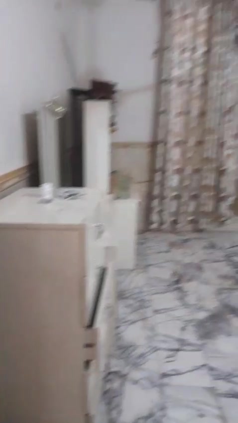 سلام عليكم بيت لبيع وبلاش وسعر مناسب جداً 
يحتوي البيت على 4 غرف نوم 2 جوه واثنين طابق الثاني ويحتوي على صاله فوق وتحت ومطبخ واحد وصحيات عدد 6 ويحتوي على استقبال كبير وصاله كبيره جداً ومنور جانب البيت ومنور ضهر البيت والبيت ركن وجه الثانيه حديقه مساحت البيت 320 متر ومساحت الحديقه 115 مجموع مساحت البيت 435 متر طابقيت يحتوي على سطح 2 صطح ناصي وسطح عالي السعر 180 وبي مجال لطيبين مثلكم واذا اكو بيت مراوس وقريب على ولايه كذالك يرهم 180 مليون رقم الهاتف او مراجعه مكتب دلهي ***********
موقع البيت مسيب حي معلمين الثانيه شارع محمد الجواد داخل الفرع