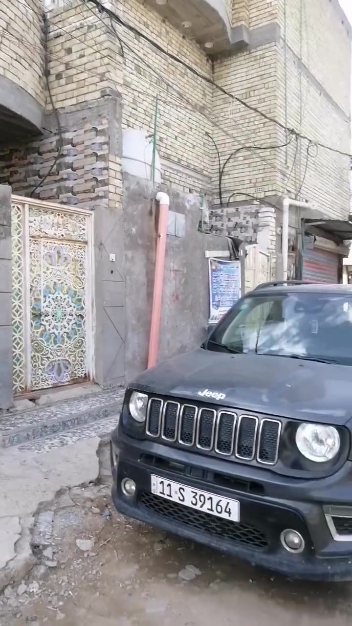 السلام عليكم بيت بحي الزهراء بل 150 رابع فرع عن شارع العام ثاني بيت  مساحه 75مقابيل افران سيد واسواق السيد بصف العماره مبينه عدكم بل صوره بيت كله جديد قبل   البيت اساس رفت طابوك درجه اوله مسلح سيراميك البيت كله درجه اوله يحتوي استقبال وممر وصاله ودرج مرمر محجر الميوم وبيوتنه جبيره كلش علئ كد الصاله وغرفه جبيره ومنور وحمام تواليت داخلي تواليت خارجي البيت ماصورته كله لان البيت جديد بل حقيقه احلئ من الصوره سطحين بي السعر 55وبي مجال الرقك ***********
