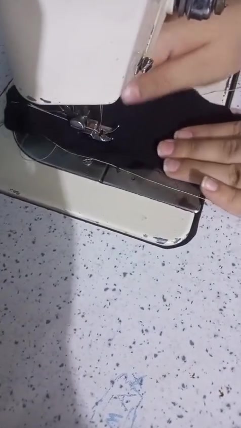 السلام عليكم بنات مكينه نضيفه وتخيط وتطريز هيه والميز ٦٥ الف وبيهه مجال وتدللن التحب تاخذهة تتواصل على هذا الرقم ***********
