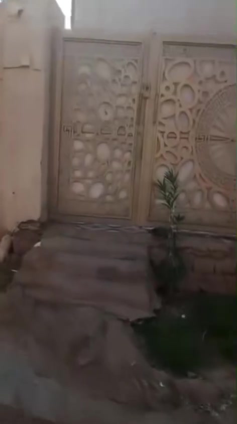 سلام عليكم بيت مصفر للبيع المكان كوت حي الجامعة قرب شارع 30 خلف بركر باريس مساحه 200 معامله كامله بسمي الدار يتكون من استقبال مطبخ صالة غرفتين منورين صحيات 2 مطبخ حراري +البردات السعر (87وبي مجال) الاتصال على رقم ***********
