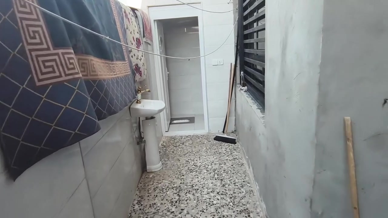 السلام عليكم من رخصة الأدمن المحترم
بيت بالوقف القادري مقابل سكة القطار ١٣٠ متر مثل ما موضح بالفديو غرفتين نوم استقبال ٥×٤ مطبخ ٣٥٠×٣٥٠ حولي كبير حمام كبير ٣×١٥٠ مناور ثنين كبار واحد مطبخ حار والثاني غسالة 
خدمات مي كهرباء فول بيت جديد التواصل مع الرقم *********** وبخدمتكم
