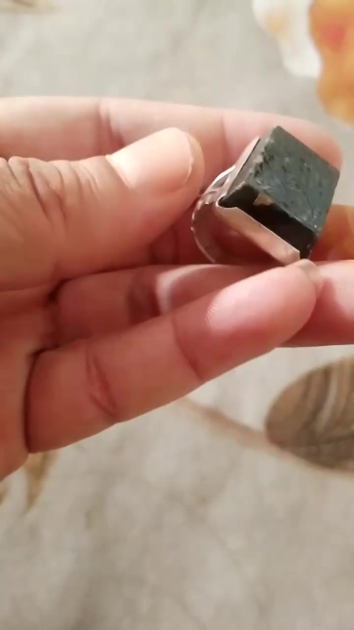 خاتم يشم شفاف حجر طبيعي تضرب ضوه على شذرى يطي لون اخضر شفاف .زاد لحجر مخطوط حرز سيد علي قاضي ريد معتمد يحط سعر وبل عافية
