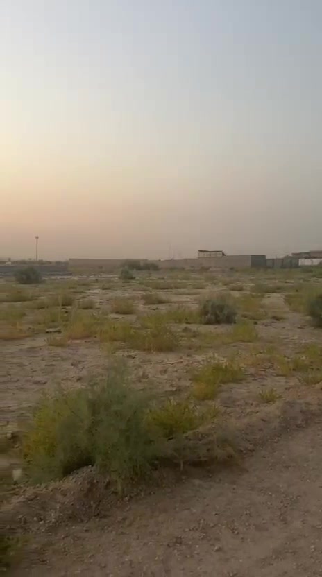 ‏السلام عليكم
‏دوانم للبيع طابو سند 25 بأسمي فقط 

قريبة من الشارع العام

‏المساحة  2 دونم 
 من اصل ١٨٨ دونم 
  الواجهة ٤٠.٨١
النزال ٦١.٢٥
رقم المقاطعة ١١/٨

‏تباع كاملة أو حسب الطلب

متوفر ماء و كهرباء و قريبة من منطقة سكنية و قريبة على الشاليهات

تنفع سكن او استثمار  

‏العنوان : بغداد - ابو غريب الحمدانية هور الباشا

مقابل مزرعة باركود 

للاستفسار اكثر الاتصال على :- 

***********
ممكن توضحلي الموقع بالضبط أكثر: بأي ناحية/منطقة من أبو غريب الحمدانية هور الباشا، وكم تبعد تقريباً عن الشارع العام أو أقرب معلم معروف؟: 
تبعد عن الغزالية  دقيقه٤٠
شنو نوع السند بالتفصيل وهل هو طابو زراعي لو سكني؟ وبي أي ملاحظة قانونية أو إجراءات نقل لازم يعرفها المشتري؟: 
طابو زراعي
السعر شكد بالضبط؟ وهل هو قابل للتفاوض لو ثابت، وشنو طريقة الدفع المفضلة؟: 
٦٥مليون قابل للتفاوض
الأرض بيها مداخل/مخارج سهلة للسيارة أو الشاحنات؟ وإذا أكو سور أو حدود واضحة تگدر تذكرها؟: 
قريبة من الشارع العام و التبليط