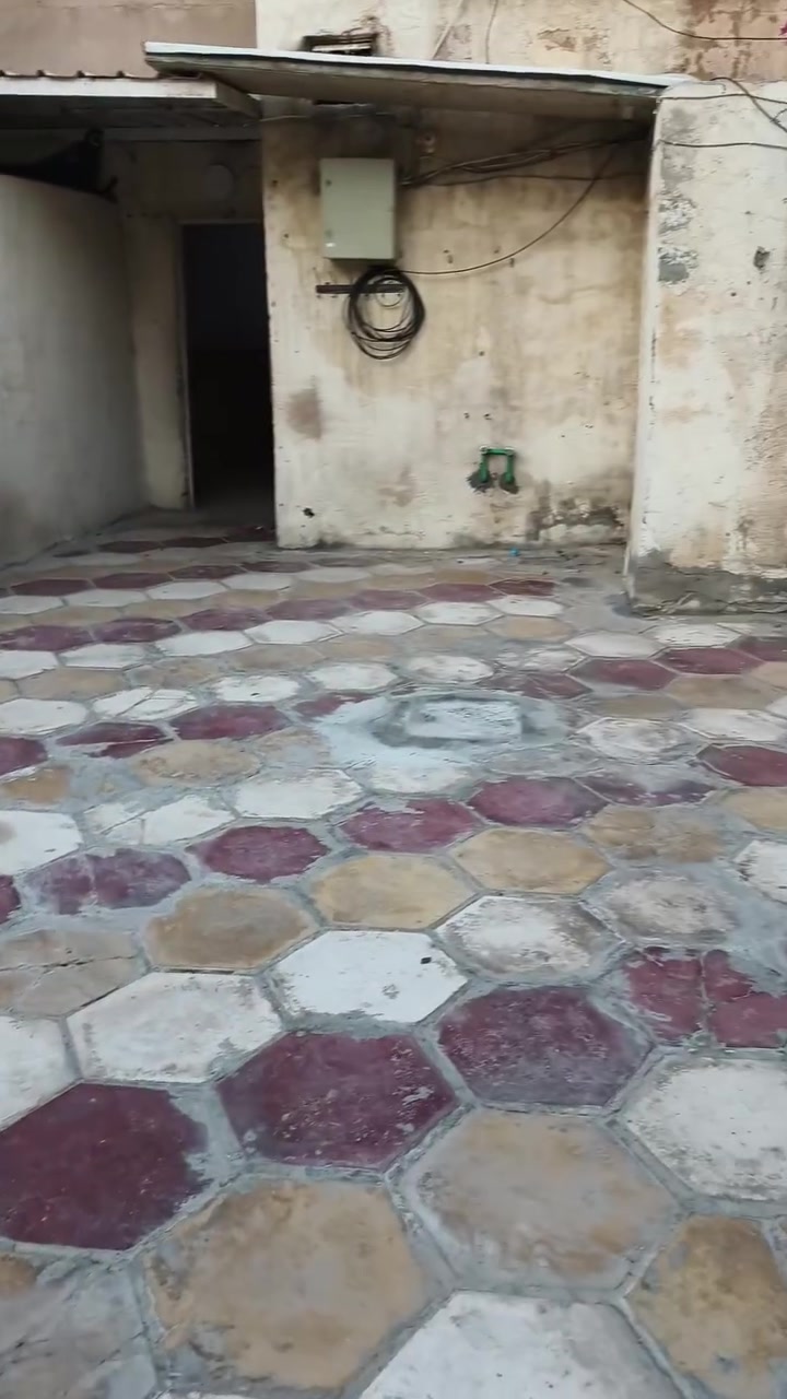 بيت ١٠٠ متر ب الميلاد للاجار ب ٢٠٠ الف بي غرفه و صاله و مطبخ وهذا رقمي ***********
