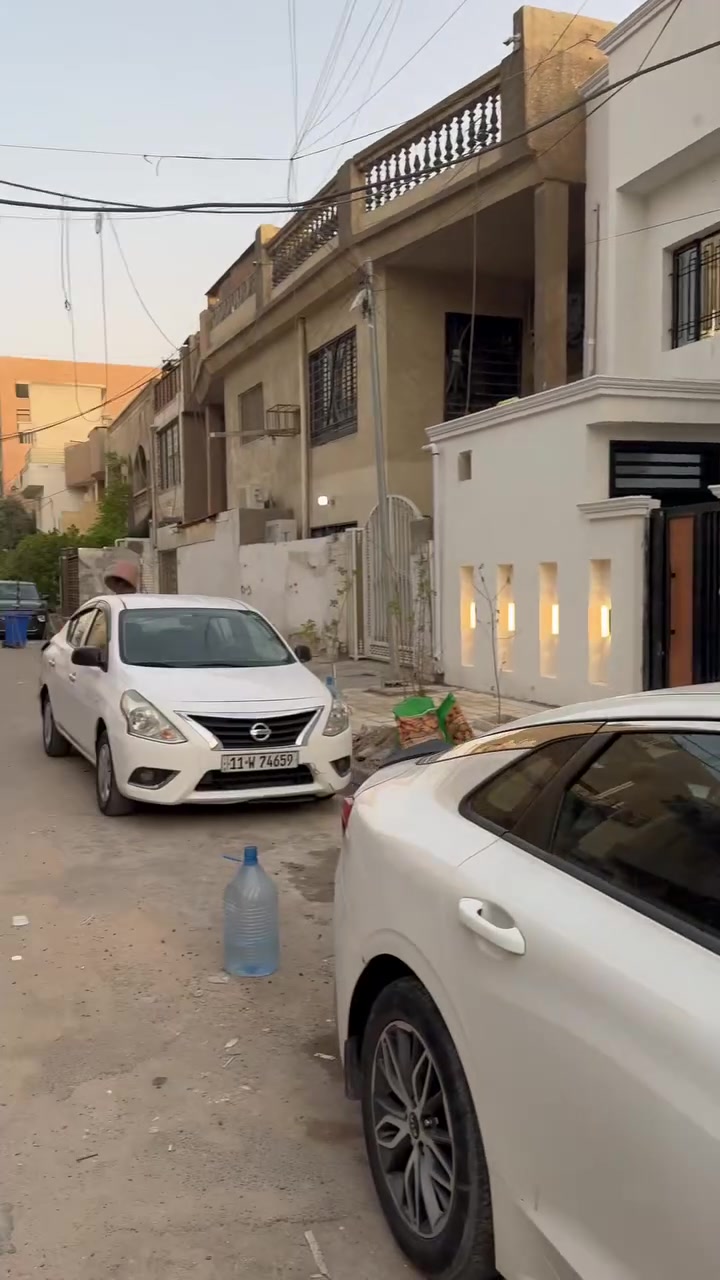 دار للايجار مساحته البناء 120 متر طابقين ونص
يحتوي على 3 غرف نوم و 3 صحيات ومطبخ وصاله 
بناء حديث ممسكون سعر الاجار 800 
موقعه الكاظميه الهبنه قرب شارع صاحب الزمان 
لاستفسار ***********
