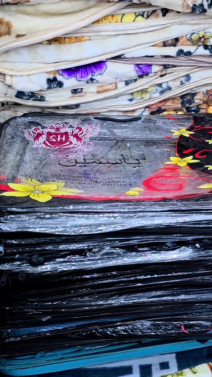 جنطه بطانيه درجه اولى سعرها الف ونص بلااااااااش 
عدد مفتوح
كوت الخاجيه شارع 40 مقابل السوق الجديد 
***********
