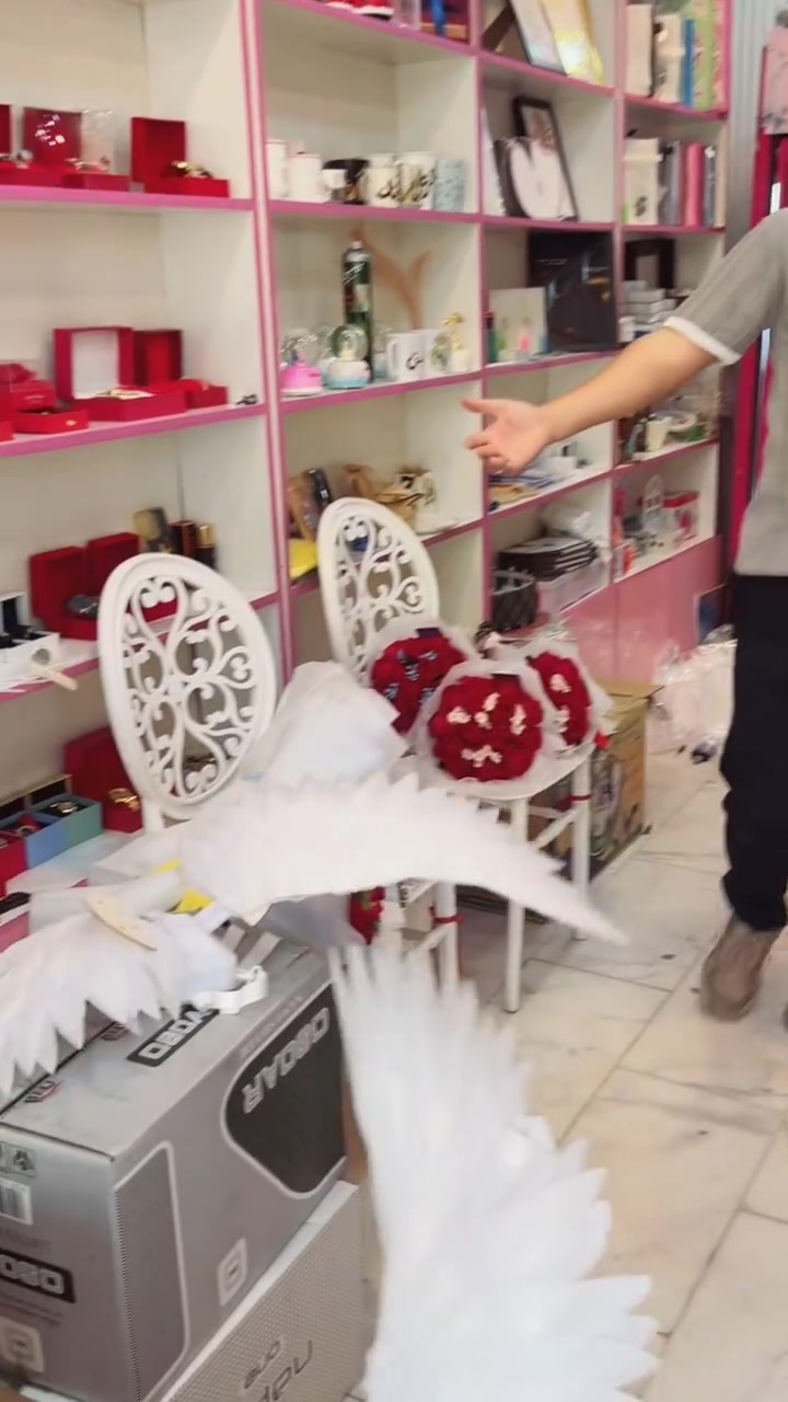 مباشر من مكتبة سيف للهدايا ♥️🪽

اهلازبائنا الكرام الجناح المتحرك خلص 😅😑

بقى الثابت حاليا متوفر مثله بس ثابت يطلع سعره 25 مع البوكي

#هدايا #العراق
