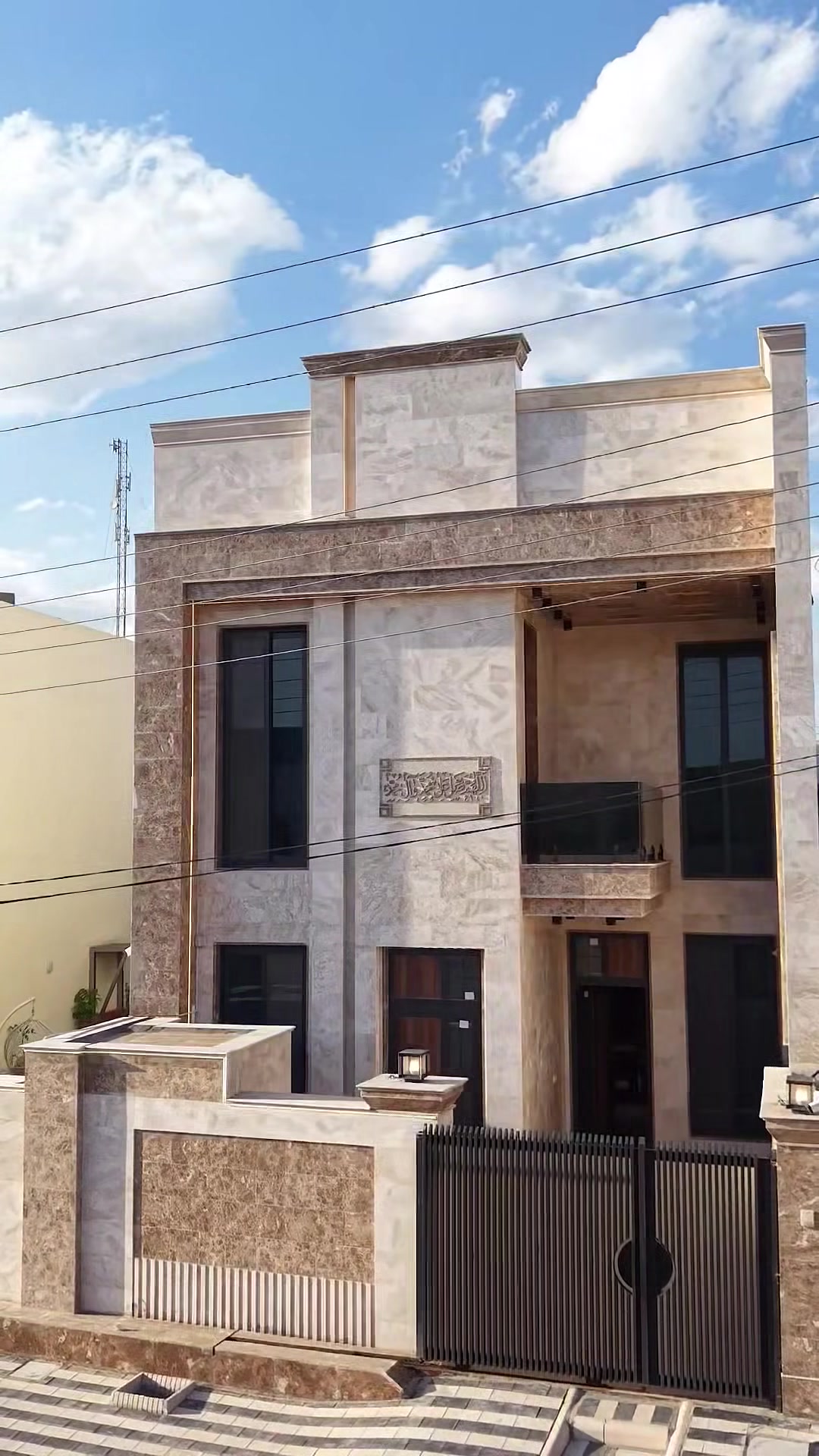 اليوم تم تسليم دار بمساحة 300 متر،
مقسومة بشكل مثالي: 150 متر بناء (بيت) و 150 متر حديقة 🌿🏡  الدار مجهزة بـ بطاقة شمسية كاملة ☀️،
يعني راحة بالطاقة وتوفير مستمر بالكهرباء.
تصميم مريح، مساحة واسعة، وحديقة تعطي جو هادئ وجميل.
فرصة حلوة للسكن أو الاستثمار إشراف وتنفيذ وليدابوالياس 
***********]***********

