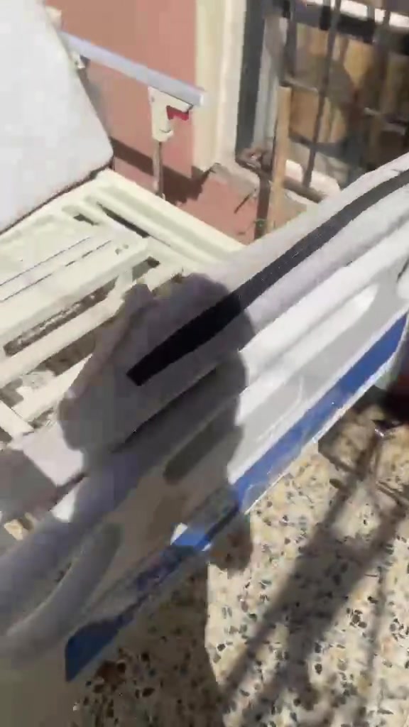 للبيع سريرطبي خمسة حركات مع كافة الملحقات مستخدم كلش قليل موجود موصل الجانب الأيمن حي الغزلاني لمعلومات اكثر اتصل  ***********
