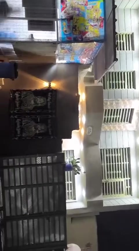 للبيع بيت طابو سند باسمي بناء جديدصار 4 اشهر  الكماليه شارع البدالة   هاتف.    *********** 
مساحته203. جبهه 11×18ونص على شارعين الشارع الامامي 15 متر والخلفي 10 متر  فيه اسواق خير من  الله  بنائه من الرفت ارتفاع 40سم وجسور في التسليح يتكون الطابق الاول  2 غرفه نوم 4×4     وصاله 4×7 وترك خلفي على طول البيت الجبهه عرض 1متر ومطبخ حار وبارد 4×3ونص +منور وخدمات مع استقبال 6ونص×4ونص ارتفاع البناء 3.30وبوب خشب ارتفاع 3 متر سيراميك وارضيات درجه اولى مع الممشى الامامي 4×4ونص    الطابق الثاني مثل تصميم الطابق الاول + مطبخ كامل ومؤسس. السطح شتايگر الكهربائيات درجه اولى.   بورد طابق اول وبورد طابق ثاني محجر درج اللمنيوم درجه اولى  البيت  نضام سبالت البناء هندسي
