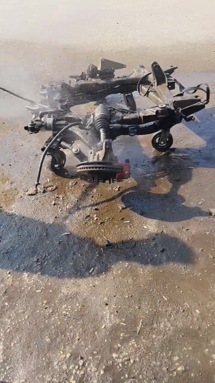 🔧 المرحلة الثانية | الغسل والتجهيز الشامل

بعد إكمال تفكيك بجم السوزوكي، باشرنا بالمرحلة الثانية من العمل، وشملت:

✅ غسل حوض السيارة بالكامل بالبخار المضغوط وإزالة الزيوت والترسبات القديمة.
✅ غسل وتنظيف الأفريم بالكامل من الداخل والخارج.
✅ تنظيف مشط الستيرن وجميع ملحقاته.
✅ غسل أجزاء الحدادية ومنظومة التعليق وتجهيزها للفحص والصيانة.
✅ غسل وتنظيف جميع أجزاء المحرك وملحقاته قبل إعادة التجميع والتركيب.
✅ فحص القطع بعد التنظيف وتحديد الأجزاء التي تحتاج إلى صيانة أو استبدال.
✅ تجهيز حوض السيارة والأفريم لاستقبال المحرك والكير الجديد.

عمل متكامل وخطوات مدروسة حتى ترجع السيارة بأفضل حالة ممكنة بإذن الله 💪🔩

🔰 ورشة أنور سوزوكي وإكونوكس

📍 كربلاء – الحي الصناعي – البلوك الثاني – شارع السايدين (سايد الدخول)

📞 ***********
📞 ***********
