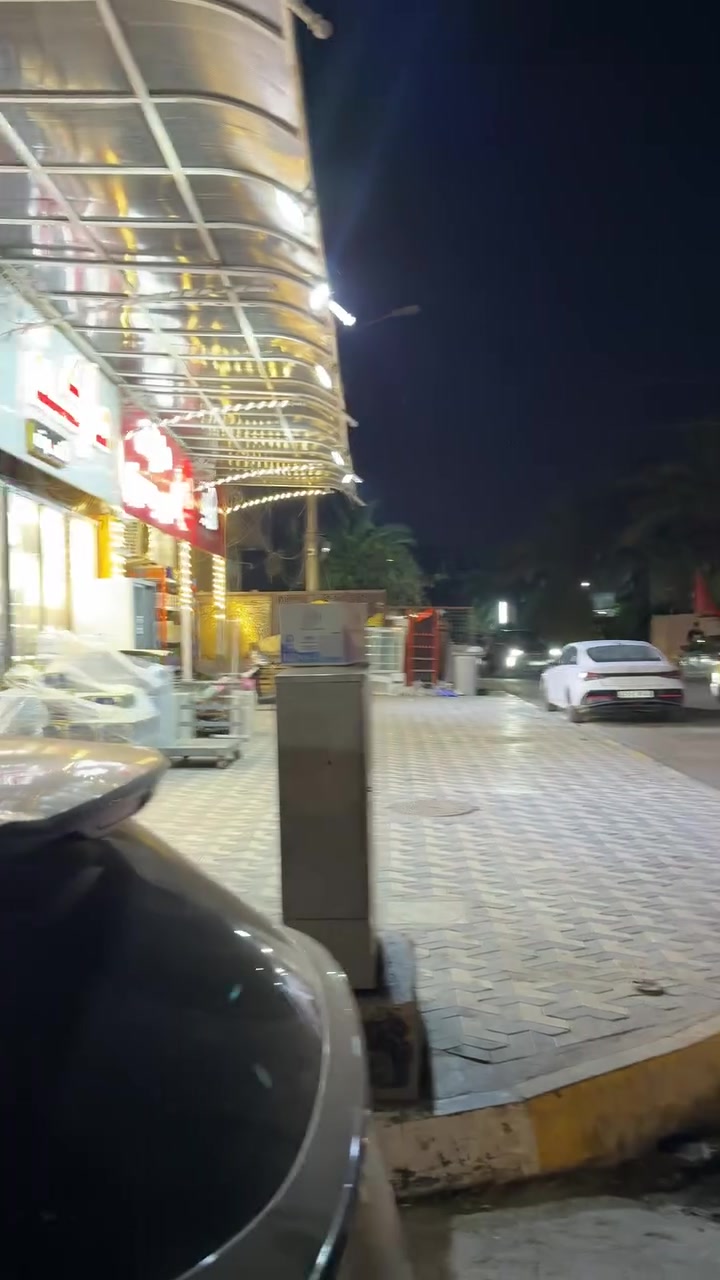🔹دار تجاري للإيجار التجاري – موقع مميز (ركن تجاري بواجهتين)
📍 الموقع: بغداد – الحرية – شارع زين العابدين، مقابل ماركت حجي حسين.

🔹 مواصفات العقار:

 ● المساحة: 125 م².
 ● الواجهة: 11 متر.
 ● بناء مسلح سنة 2008.
 ● **ركن تجاري على اكثر من شارعين **.
 ● رصيف كبير جداً.

🔹 تفاصيل البناء:

الطابق الأرضي:

 ● طارمة.
 ● استقبال كبير.
 ● مطبخ واسع.
 ● غرفة.
 ● صحيات عدد (1).

الطابق الأول:

 ● 3 غرف.
 ● صحيات عدد (1).
 ● سطح كبير.

🔹 مخصص للاستثمار التجاري فقط (ليس للسكن)، ويصلح لـ:

 ● معهد تدريس.
 ● مركز كوزمتك أو عيادات تجميل.
 ● شركة أو مكتب.
 ● روضة أطفال صغيرة.
 ● أو أي مشروع تجاري أو خدمي مشابه.

🔹 ملاحظة: العقار ليس مخصصًا للسكن، ويؤجر للاستثمار التجاري فقط.

📞 للاستفسار عن الإيجار يرجى التواصل على الخاص أو عبر رقم الهاتف. ***********
