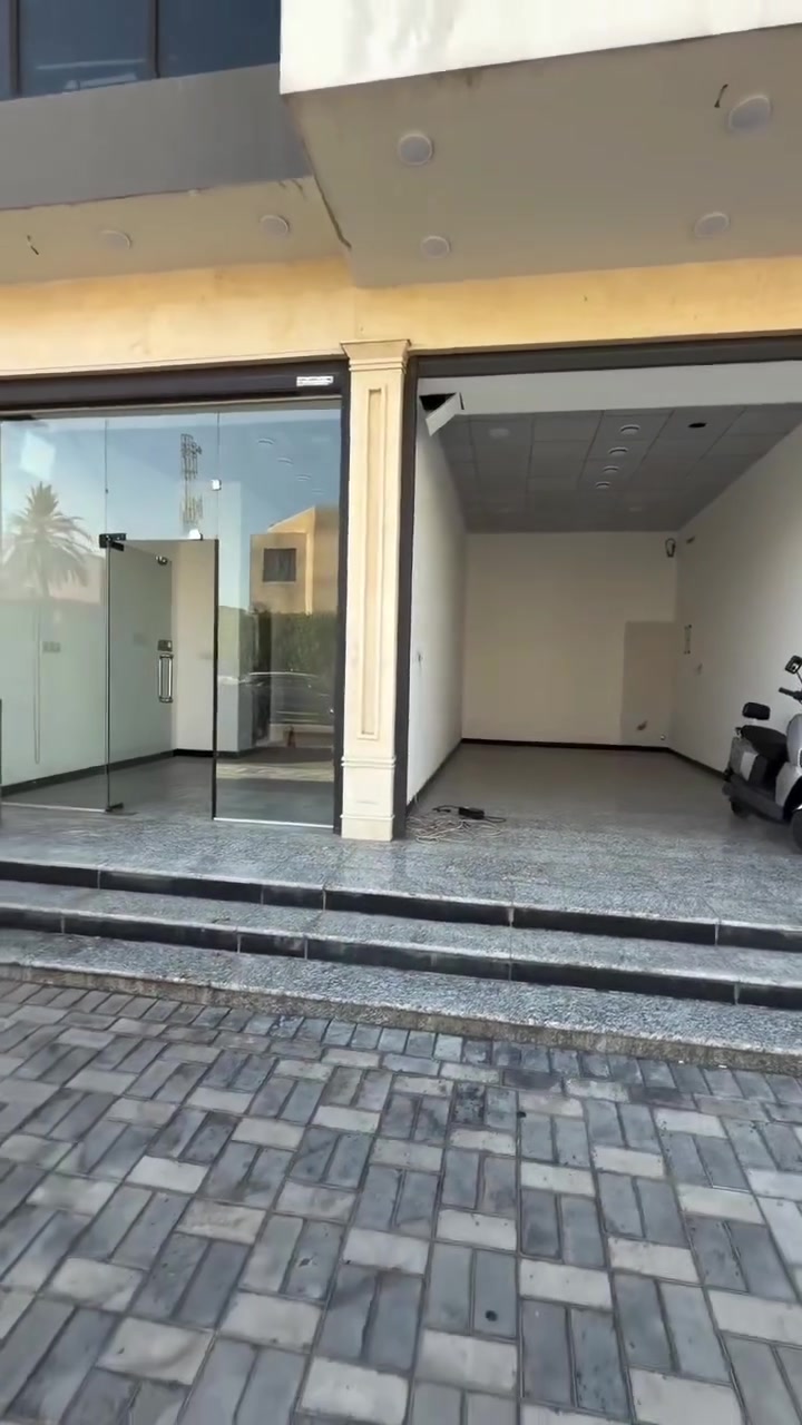 محلات للايجار في منطقة الحارثية 
واجهة المحل 3م ونص كهرباء خصخصة
يحتوي على تبريد مركزي ومكان طبكة سيارة البناية جديدة وبيها حراسة قريب على شارع الكندي اي استفسار :***********
#ايجار #محل #تجاري #بغداد

