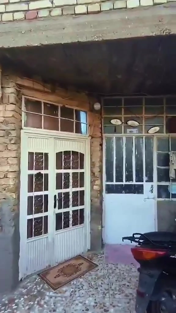 السلام عليكم بيت نجاوز للبيع مساحه 90 طبعن البيت طابقين واجهيه 6 نزل ١٥ 
الموقع: بغداد الجديدة شارع المسبح

الطابق الاول :

طرمة متوسطه الحجم تحتوي على صحيات مدخلين مدخل للستقبال و للمطبخ و المطبخ هوه حولي و غرفة نوم وصحيات بصف الغرفة وداخل الغرفة الترك

الطابق الثاني :

بیتونه متوسطة الحجم غرفة و بصفه الحمام و صطح و اكو صطح عالي

(البيت صب)

للاستفسار: ***********
