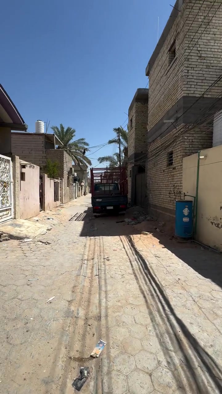 دارين للبيع مساحه 150 متر مفصولات كل واحد على  كتر  مساحة الواحد 75 متر بسند واحد حي الشهداء شارع 6قرب مكتب الرشيد والجملة سعر 140 بناء قديم مكتب الزبيدي ***********
