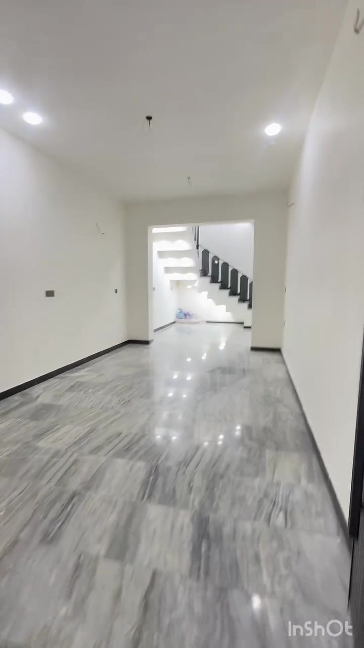 🔥 بيت ملك جديد للبيع (بناء 2026 - غير مسكون) 🔥
📍 الموقع المميز: بغداد - حي الخليج (محلة 709 / شارع سفن النجاة) - على شارع عام عرض 15 متر.
📐 المساحة والأبعاد:
 المساحة: 112.5 م² (الواجهة 5m × النزال 22.5m).
 مدخلين منفصلين لعزل وخصوصية تامة.
🏛️ التصميم والتشطيب:
 4 غرف نوم | 3 حمامات.
 صالة استقبال (خطار) | هول داخلي | مطبخ منفصل.
 أرضيات مرمر فاخرة | درج بيانو حديث مع محجر زجاجي.
📲 للاستفسار والسعر (اتصال / واتساب): ***********
