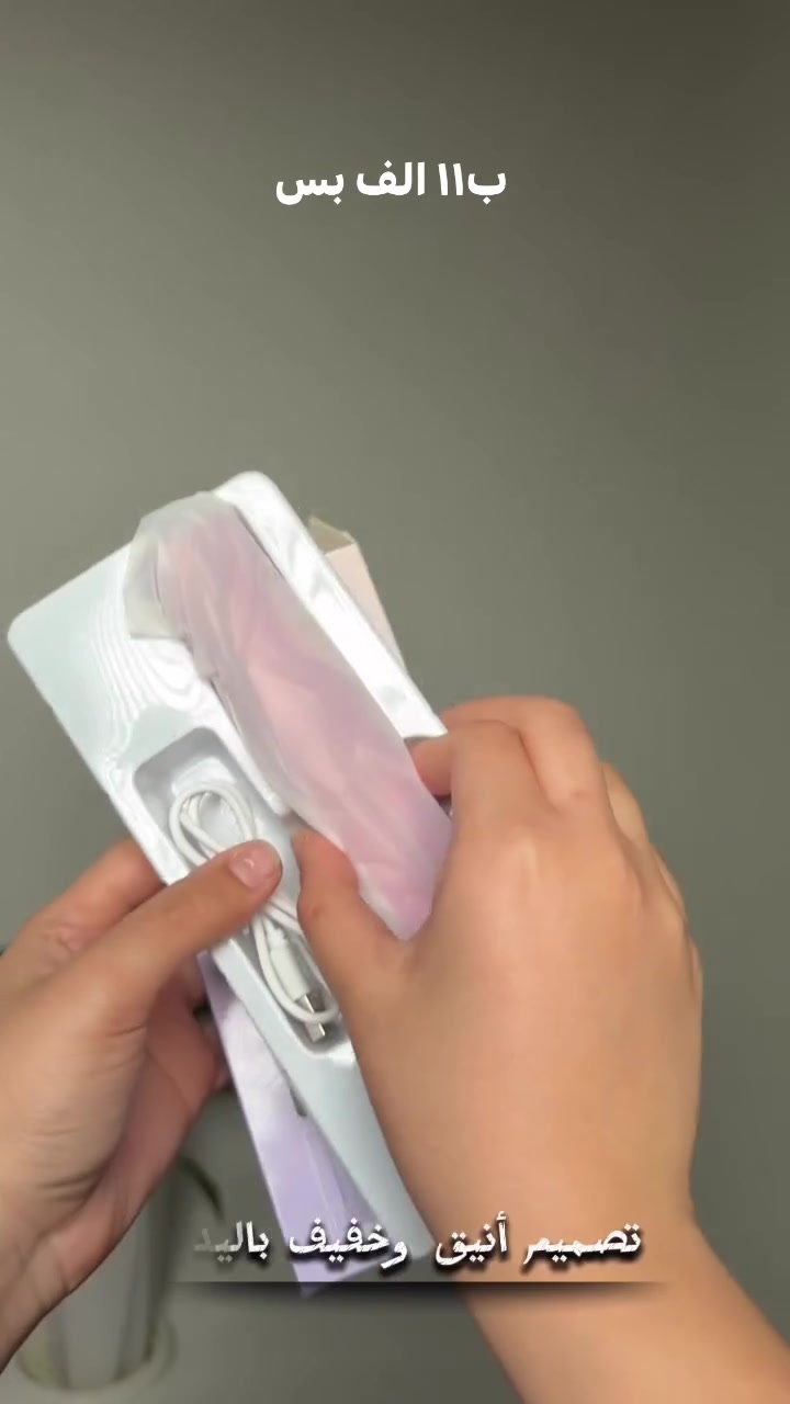 مشط فرد الشعر الحراري اللاسلكي Mini Flat Comb بشاشة رقمية

مشط فرد شعر حراري لاسلكي بتصميم خفيف ومحمول، مزود بشاشة رقمية لعرض درجة الحرارة وتحكم سهل بثلاث مستويات حرارة مختلفة ليناسب أنواع الشعر المختلفة.

• تصميم لاسلكي خفيف الوزن (120 غرام) سهل الحمل والاستخدام

• 3 درجات حرارة: 150° – 160° – 180° مئوية

• شاشة LED رقمية لعرض درجة الحرارة

• بطارية ليثيوم 4000mAh بسعة كبيرة (حتى 70 دقيقة استعداد)

• تسخين بدرجة حرارة ثابتة مع طبقة عناية سيراميكية للشعر

• نوع الاستخدام: فرد وتمليس الشعر
• درجات الحرارة: 150°C – 160°C – 180°C
• الدرجة الافتراضية: 160°C
• زمن التسخين: حوالي دقيقتين إلى 100°C / 5 دقائق إلى 170°C
• القدرة: 7.5 واط
• الفولتية: 3.7V
• الإدخال: 5V–2A
• نوع البطارية: ليثيوم 4000mAh
• الوزن: 120 غرام
• منفذ الشحن: Type-C
• عنصر التسخين: Heating Film
• عرض الدرجة: مؤشر LED

محتويات العلبة:
• مشط فرد شعر حراري لاسلكي
• غطاء حماية (Protective Sleeve)
• كابل شحن USB Type-C
• كتيب تعليمات الاستخدام. السعر 11 الف
للطلب مراسلة الصفحة او واتساب 
***********

