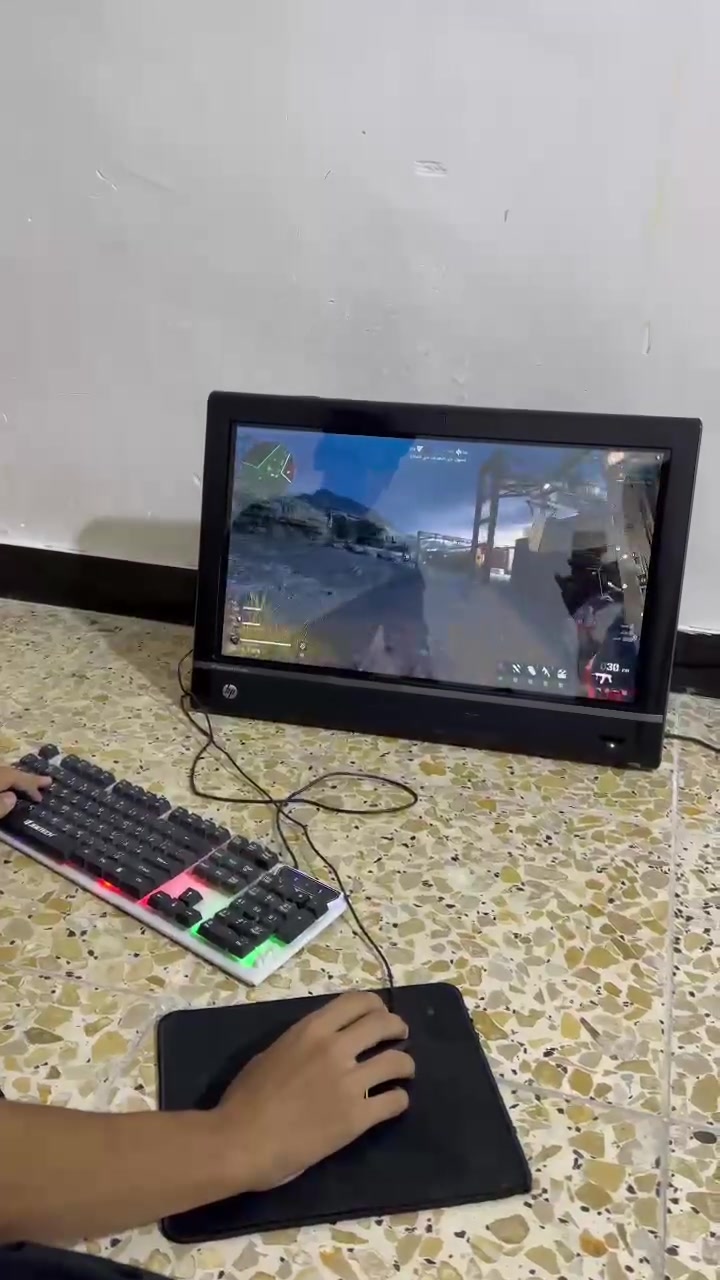 إعلان بيع كمبيوتر مكتبي متكامل (All-in-One PC)
💻 الاسم والموديل: HP TouchSmart 9300 Elite All-in-One PC
⚡ الحالة: مستعمل بحالة ممتازة (كمبيوتر وتلفزيون وشاشة متكاملة بنفس الجهاز، مناسب جداً للأعمال المكتبية، التصفح، الدراسة، والألعاب الخفيفة)
المواصفات الفنية:
 المعالج (CPU): Intel Core i3-2120 بتردد 3.30GHz (ثنائي النواة مع 4 خيوط معالجة)
 ذاكرة الوصول العشوائي (RAM): 4GB (4096MB RAM)
 كارت الشاشة (GPU): Intel HD Graphics Family
 دقة الشاشة: Full HD (1920 × 1080) بتردد 60Hz (شاشة لمس TouchSmart)
 نظام التشغيل: Windows 8.1 Pro (64-bit)
 إصدار DirectX: DirectX 11
مميزات الجهاز:
 تصميم أنيق ومدمج (All-in-One) يوفر مساحة المكتب ويقلل من وايرات التوصيل.
 شاشة لمس تفاعلية بحجم ممتاز ودقة عالية HD.
 نظام صوتي مدمج وسماعات قوية.
 ملحقات خارجية (كيبورد وماوس).
💵 السعر: (٢٥٠ ماخذينا ب ٤٠٠
📍 الموقع: بغداد حي العامل 
📞 للتواصل: ***********

يوجد توصيل
