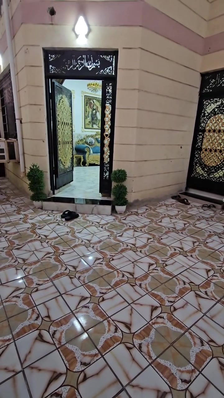 ✅️ بيت للبيع بمواصفات ممتازة وتصميم متكامل ✅️
​نضع بين أيديكم عرضاً عقارياً مميزاً لبيت سكني بمساحة واسعة وتوزيع ذكي للغرف، يضمن لك ولعائلتك الراحة والخصوصية.
​📐 المساحة والأبعاد:
​المساحة الكلية: 223 متر مربع.
​الواجهة: 12 متر (واجهة ممتازة تمنح البيت إطلالة فخمة وشرحة).
​🧱 التفاصيل والتقسيم الداخلي:
​تم تصميم البيت واستغلال مساحته بشكل مثالي ليحتوي على:
​🛌 3 غرف نوم واسعة ومريحة.
​🛋️ استقبال فخم ومستقل لاستقبال الضيوف.
​📺 صالة داخلية (هول) تجمع العائلة.
​🍳 مطبخ بتصميم عصري.
​🚿 مرافق صحية (حمامات) متكاملة (داخلية + خارجية).
​☀️ منور يوفر إضاءة طبيعية وتهوية ممتازة للبيت.
​🚗 طارمة خارجية واسعة.
​📞 للاستفسار والتواصل:
​لمزيد من المعلومات أو لتنسيق موعد لمعاينة البيت، يرجى الاتصال بنا أو مراسلتنا:
​📱 واتساب فقط: ***********☎️
​☎️ اتصال مباشر (سيد): ***********☎️
​📍 مكتب العطراوية للعقار — خياركم الأفضل دائماً.
